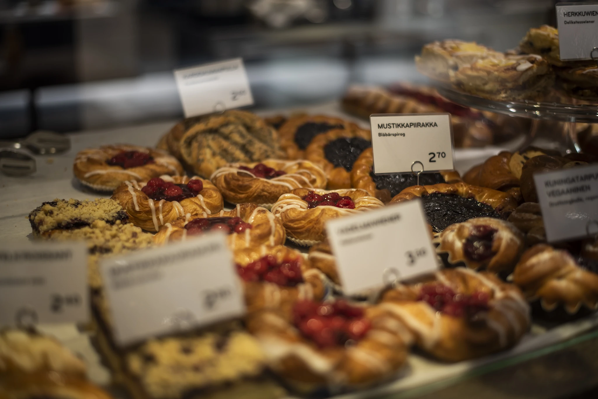 Bob W_Helsinki City Centre_Bakery pastry display Bob W_Helsinki City Centre_Bakery pastry display