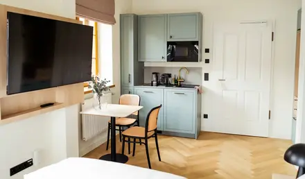 Bob W Munich Airport - Peterhof Interior Apartment Wideshot 