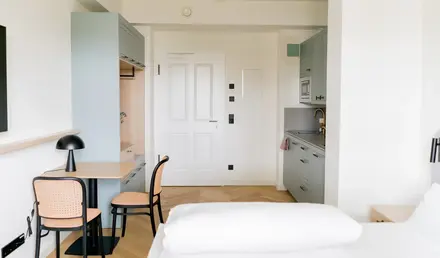 Bob W Munich Airport - Peterhof Interior Apartment Entrance 