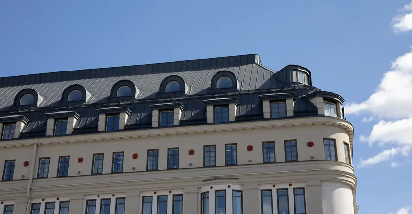 a building with many windows