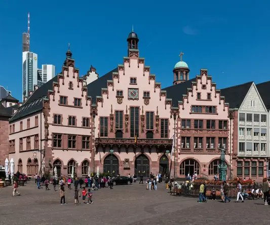 a group of people walking in front of Römer