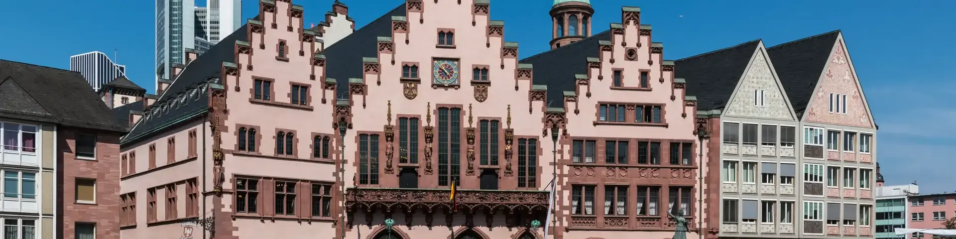 a group of people walking in front of Römer